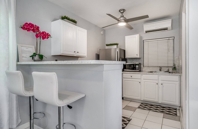 Chic Palm Beach Cove Guesthouse with Zen Garden