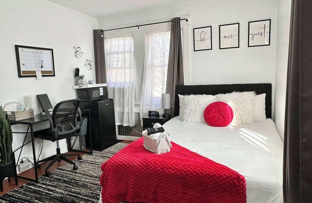 💎 Chic Private Room 🛜 Fast Wi-Fi 👣Near LIRR & Shops