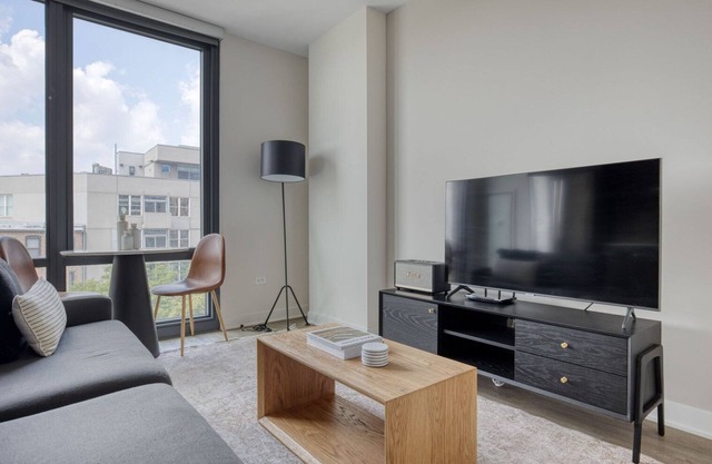 Chic River West Jr 1BR w/Grills & Gym, nr Entertainment, by Blueground