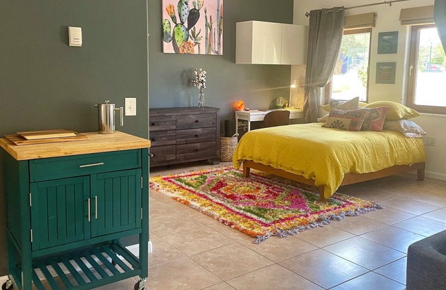 Chic Studio Apartment near Downtown and Shopping