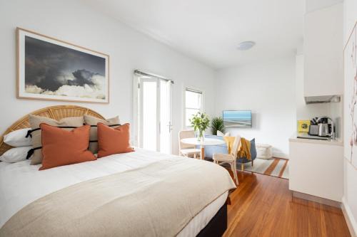 Chic Studio With Patio 20 min From CBD