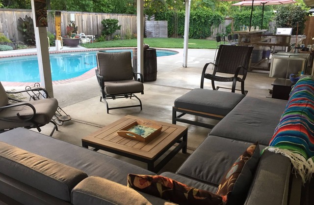 Chico Family Retreat with Pool~Bocce~Hot-tub~Lounge. Near park, downtown & CSU
