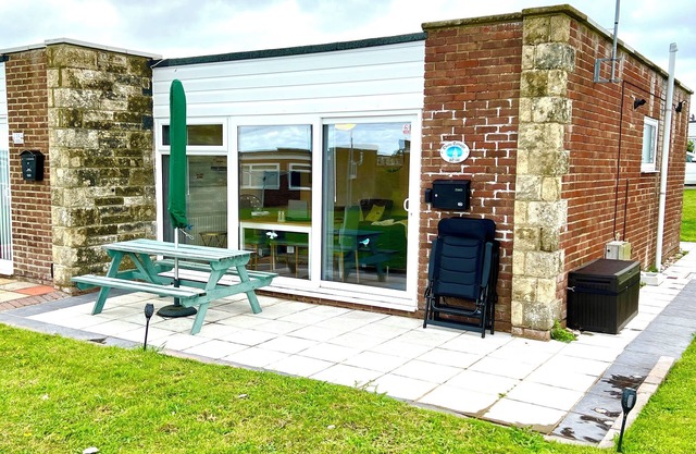 CHINE COTTAGE self-catering coastal bungalow in rural West Wight