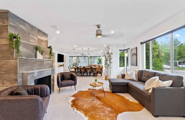 CHOMP HOUSE - 0.8m to Stadium, Pool, Sleeps 16, Mini Golf, Huge TV