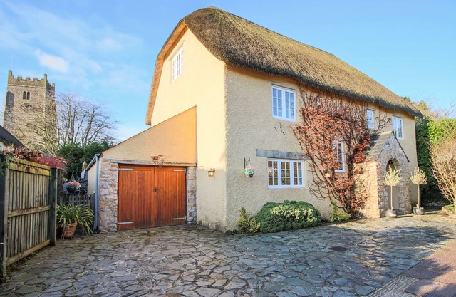CHURCH THATCH, pet friendly, with open fire in Abbotskerswell