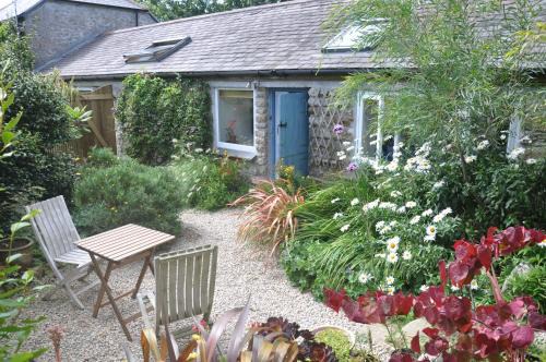 Chyenhal Garden Cottage near Mousehole and the sea