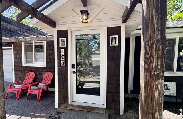 Cinder Cone - Salt Hot Tub, Gas Fireplace, 100+ Mbps Wifi, Bikes, Very Walkable!
