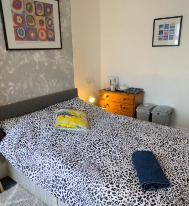 City Vacations Kettering free WiFi for ' Short & Long stays ' Shared bathroom & Shared Kitchen Single room for 1 Adult
