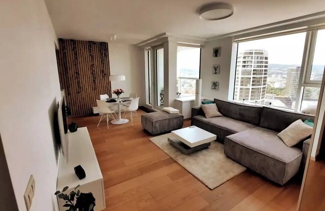 City view from 27th floor, free parking, keyless