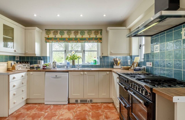 Clare Cottage - Three Bedroom House, Sleeps 8