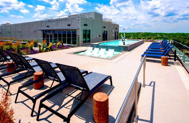 Clarendon Apt Near Restaurants & Metro