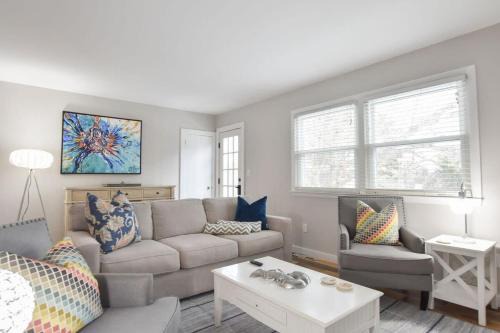 Classic Cape Great Location Dog Welcome