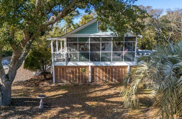 Classic Edisto Cottage with large screened in porch