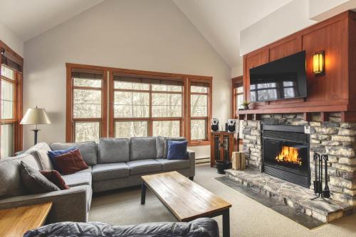 Classic Les Eaux Chalet w Sauna near the Mountains