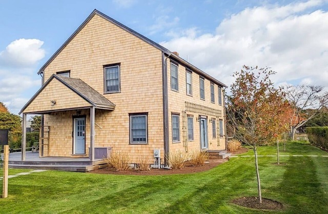 Classic Nantucket home near golf, beach, and trails! Fall Availability!