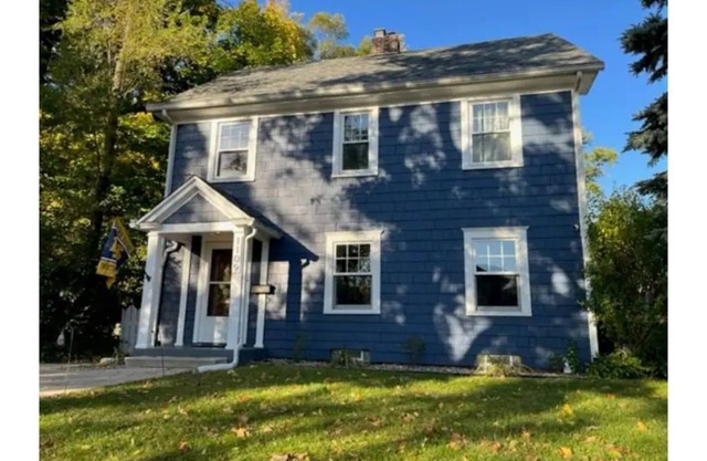 Classic Notre Dame House .7 mi walk to Campus via Angela or Eddy St. Sleeps 14.