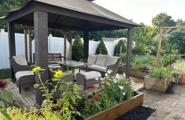 Classic Saratoga Farmhouse walk to Broadway, close to track & SPAC