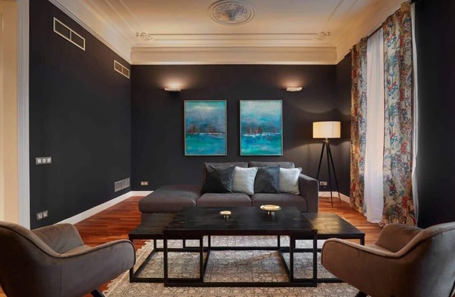 Classy 3BD - 2.5BTH with private patio in Eixample