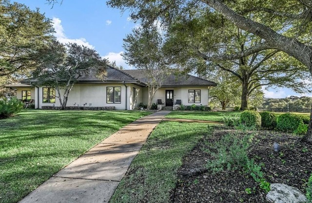 Classy and Cozy Cottage #6 in Barton Creek Lakeside- inside private country club
