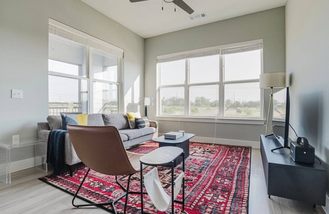 Clean Lost Plains 2BR w/Pool, Pet Area & W/D