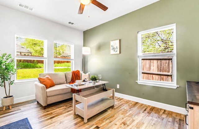 Clean, Modern, Walk to Downtown | SAI