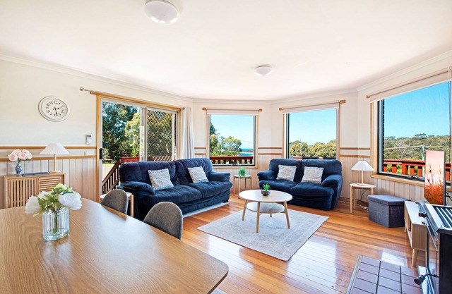 Clean, peaceful, comfortable home in Binalong Bay with views over Skeleton Bay