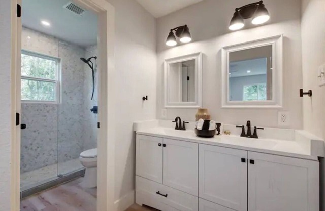 Clean & Spacious 3 miles from Domain & Q2 Stadium