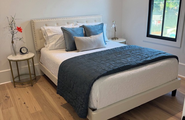 Clean, Stylish 1 Bedroom Apartment Minutes from Downtown Alpharetta/Avalon