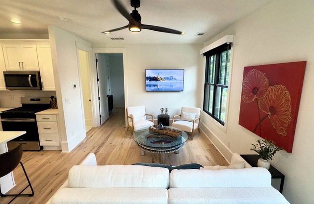 Clean, stylish Apartment - Minutes from Downtown Alpharetta