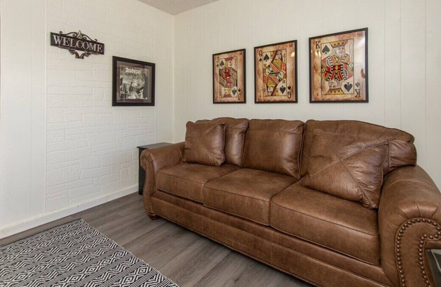 *Cliff View Apts #1*King Bed*Central Location*