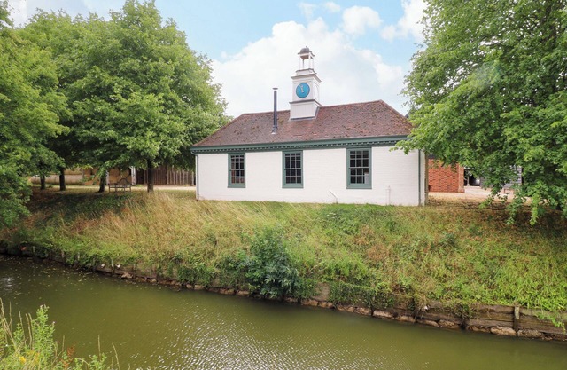 CLOCK TOWER, pet friendly, with open fire in Stowupland
