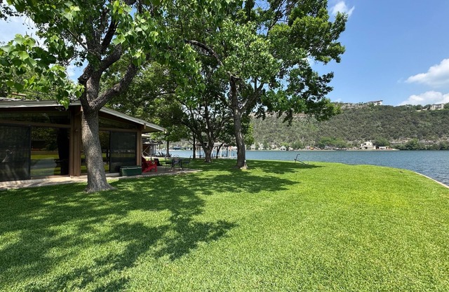Close in Lake Austin lake front setting, family friendly home, not a party venue