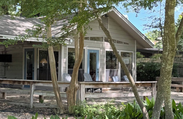 Close in Lake Austin lake front setting, family friendly home, not a party venue