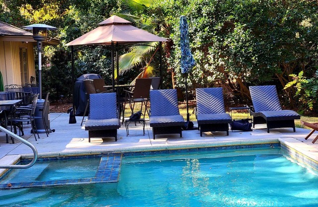 Close to Beach with a Large Private Pool that can be heated. Paradise in HHI!