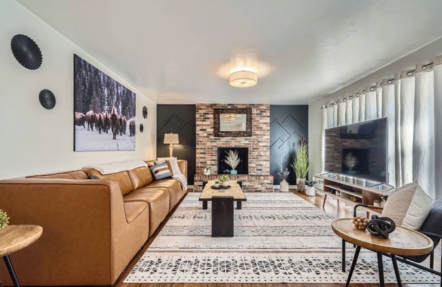 Close to Denver, Boulder and mountains! Up to 10 guests-5 beds! Foosball, games.