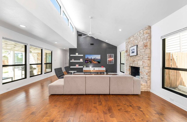 Close to Domain DT Shopping Chic Serene 3BR