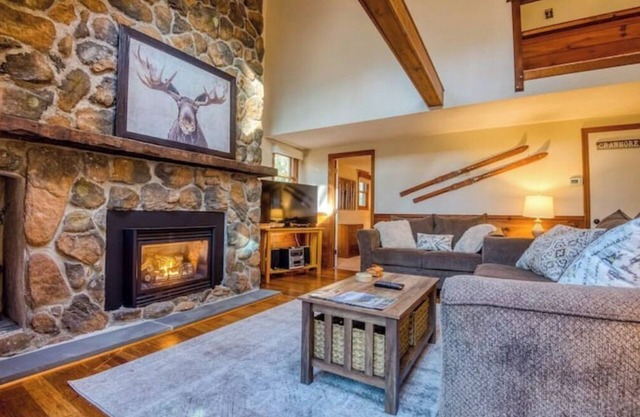 Close to downtown North Conway and Story Land, Game Room