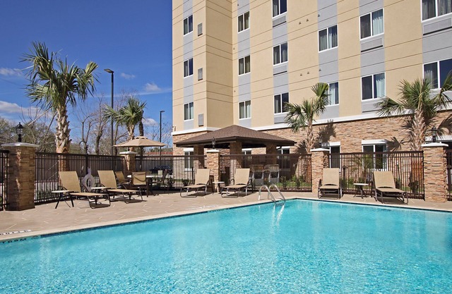 Close to Houston Medical Center | Free Breakfast + 24 Hour Business Center + Outdoor Pool