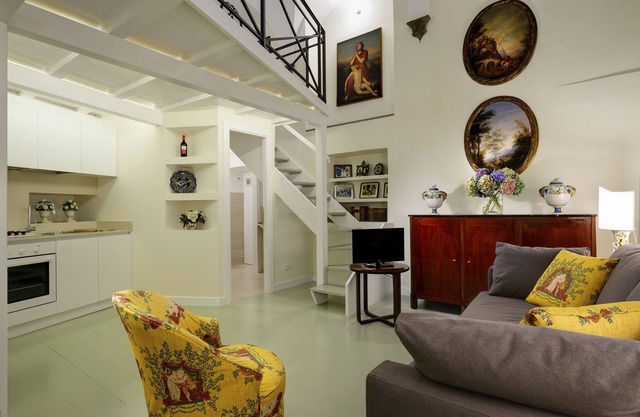 Close To Piazza Navona, Historic, Charming & Romantic Flat, 2 Bath, AC, Wi-Fi