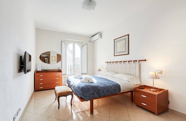 Close to Spanish Steps 2 bedrooms, balcony, wifi, A/C, dining room, kitchen, lift