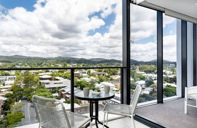 Close to UQ + Carpark, Modern 1BR Apt w/Views