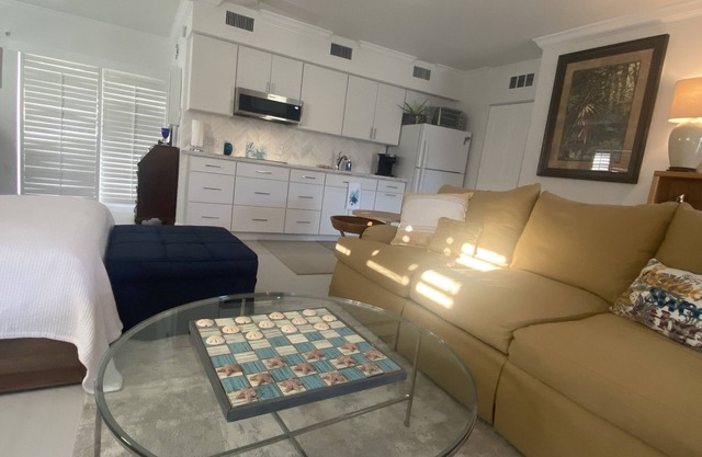 Closest studio to Vanderbilt Bch, lovely remodel, yard, has everything & extras!