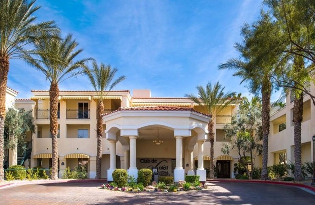 Club de Soleil studio unit, Thursday check-in