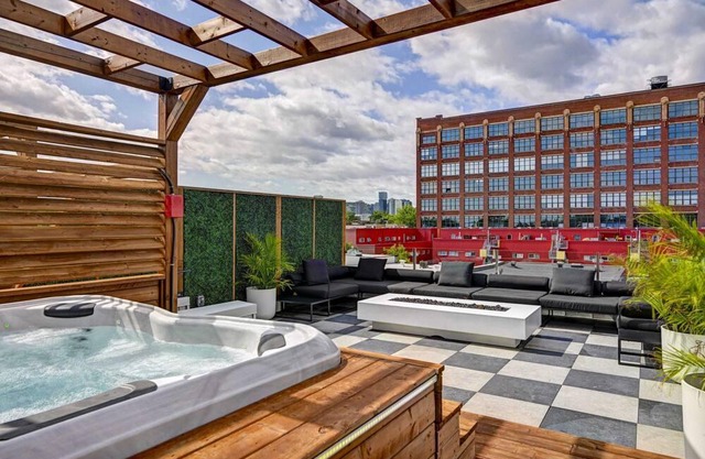 CLUBHAUS Premium XL Penthouse, Rooftop Hot Tub, Sleeps 16
