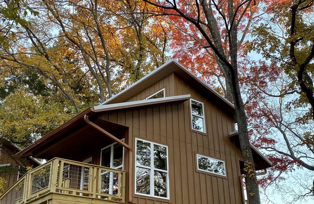 Coach's Quarters - The Dugout - Come Spend The Night in the Trees!