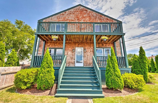 Coastal Abode with Beach Views, Walk to Beach and Bars