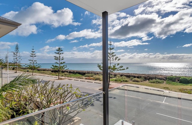 Coastal Bliss: Pet-Friendly, Nearby Cafes with Marina Views