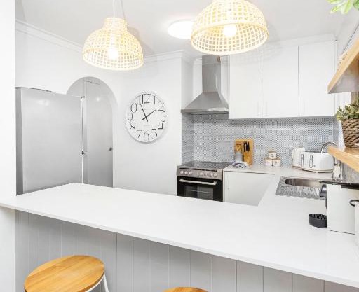 Coastal convenience! Walk to the shops & cafes.