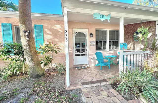 Coastal Cottage 233 - Walk to Beach, King Bed