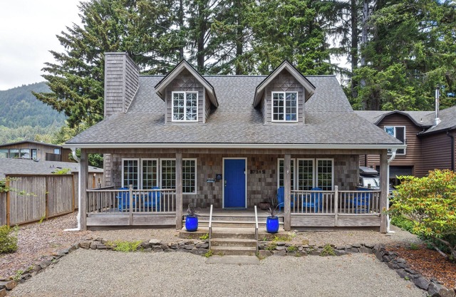 Coastal Cottage-Manzanita, OR-Fire pit, 3 blks to beach, Dogs welcome.